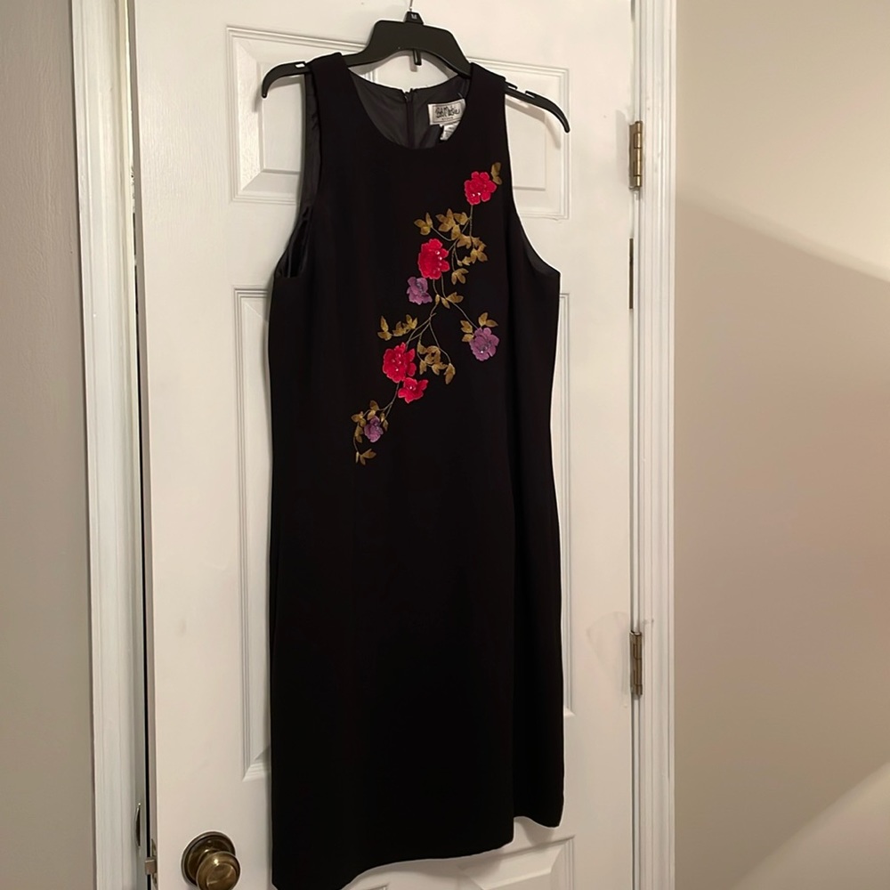 Sleeveless Dress with Detailed Embroidery..